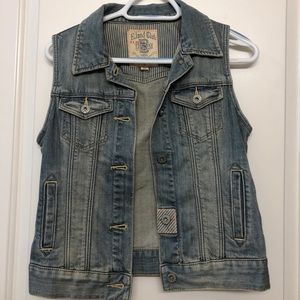 Sleeveless denim jacket, vest.